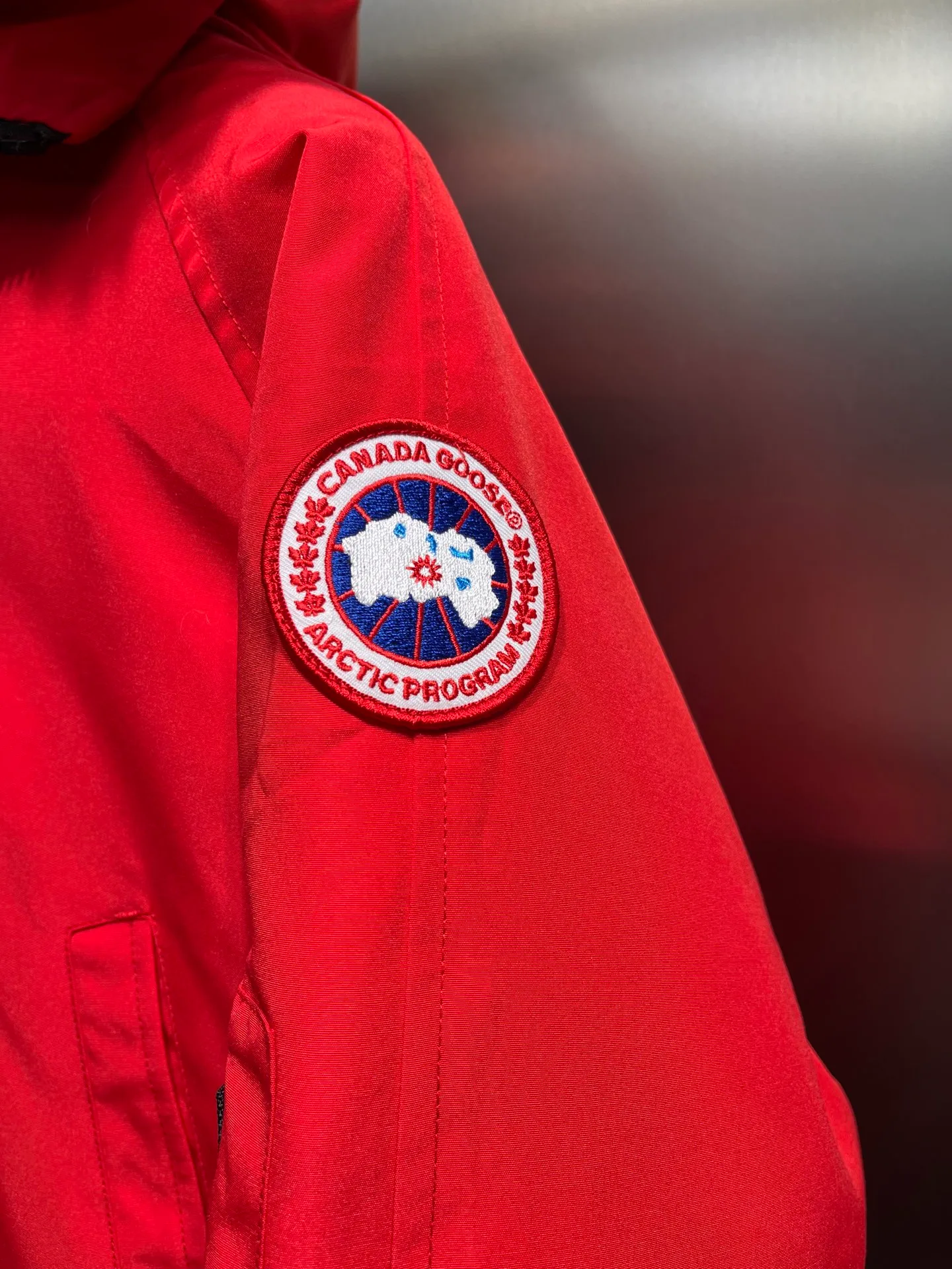 P780 high-end version (new version of Big Goose 01) Canada Goose Canada Goose #Chilliwack 7999M bomber jacket short down jacket/01 model #Men and Women Same Style# ➖ Genuine synchronous anti-counterfeiting chip sensor! ➖ Imported 21S polyester-cotton blended original fabric [last year’s 16S/18S hard fabrics have been completely eliminated, this year all use 21S genuine synchronous fabrics, the soft mid-strap feels delicate and textured], genuine synchronous Feather-Light 10D waterproof coating fabric, made of 84.5 polyester fiber and 15.5 cotton, 100% the best feel in the entire network! ➖ The genuine official website is synchronized with the national standard 80 white duck down, you can check the official website customer service, there will never be a series of misleading claims such as 90 down or goose down! ➖ Using the best nylon lining with double double-layer sealing design, velvet-proof No. 7 needle + grid-filled down ready-made garments, there is 100% no so-called velvet running! ➖ The cuffs are designed with thickened seamless threads, and the collar and pockets are lined with top-quality polar fleece to keep you warm and comfortable! ➖ Yoshida YKK provides original factory-customized electroplated sliders. YKK two-way lockable zippers are tight and smooth and do not peel off paint! ➖ 3M composite guarantees that the Velcro is the same as the original, durable, and all accessories and hardware are custom-made! ➖ Imported BEHRINGER embroidery machine to customize the 10,000-needle embroidery logo, 98% of which can be reproduced to restore the original logo. You can check and compare on the official website! ➖ The fur collars are all made of large pieces of Western Canadian blue wolf hide, ensuring that each fur collar is 13-15cm wide!   Size:XS-XXL